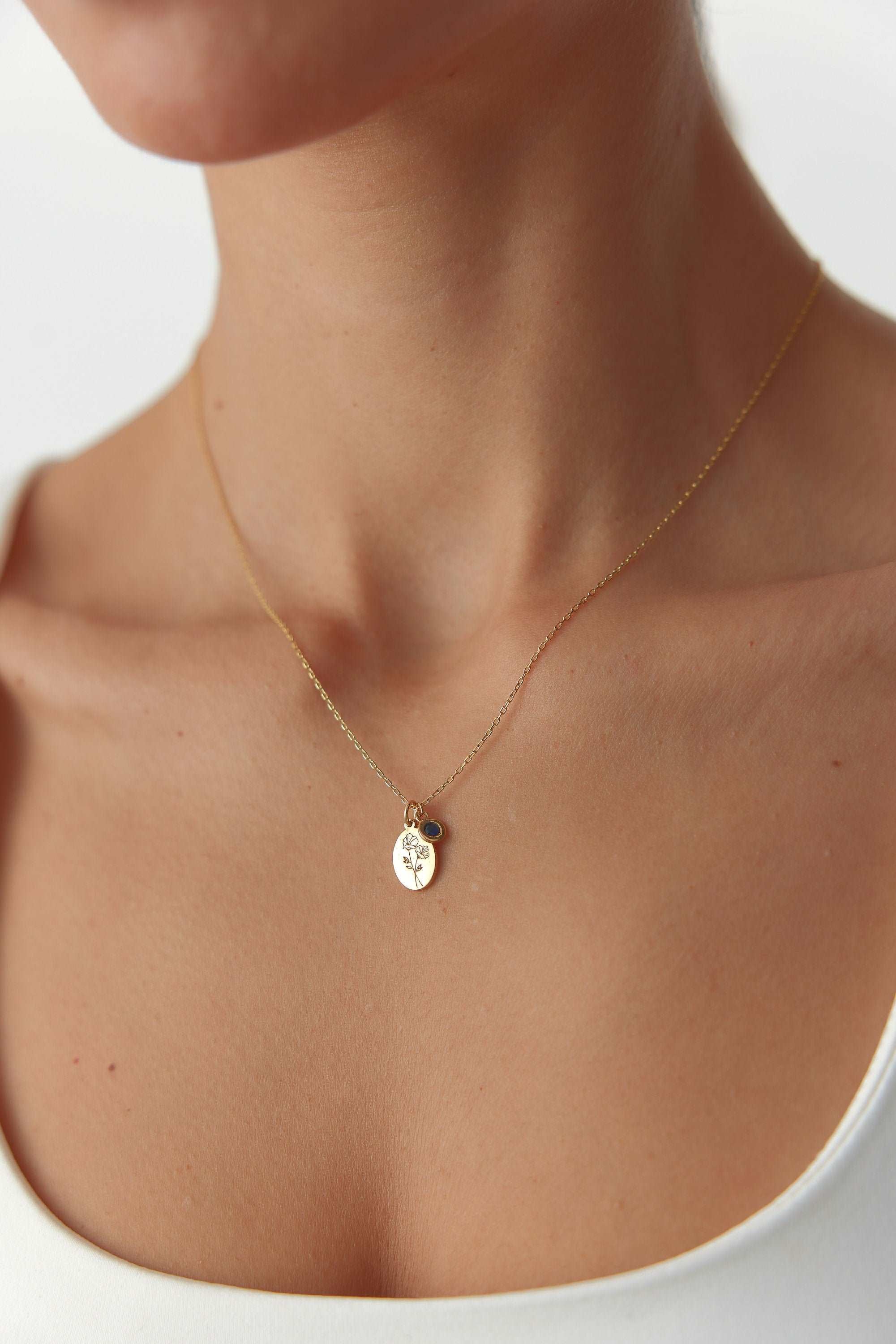 Oval Birth Flower Necklace - 18K Gold-Plated Minimalist Jewelry