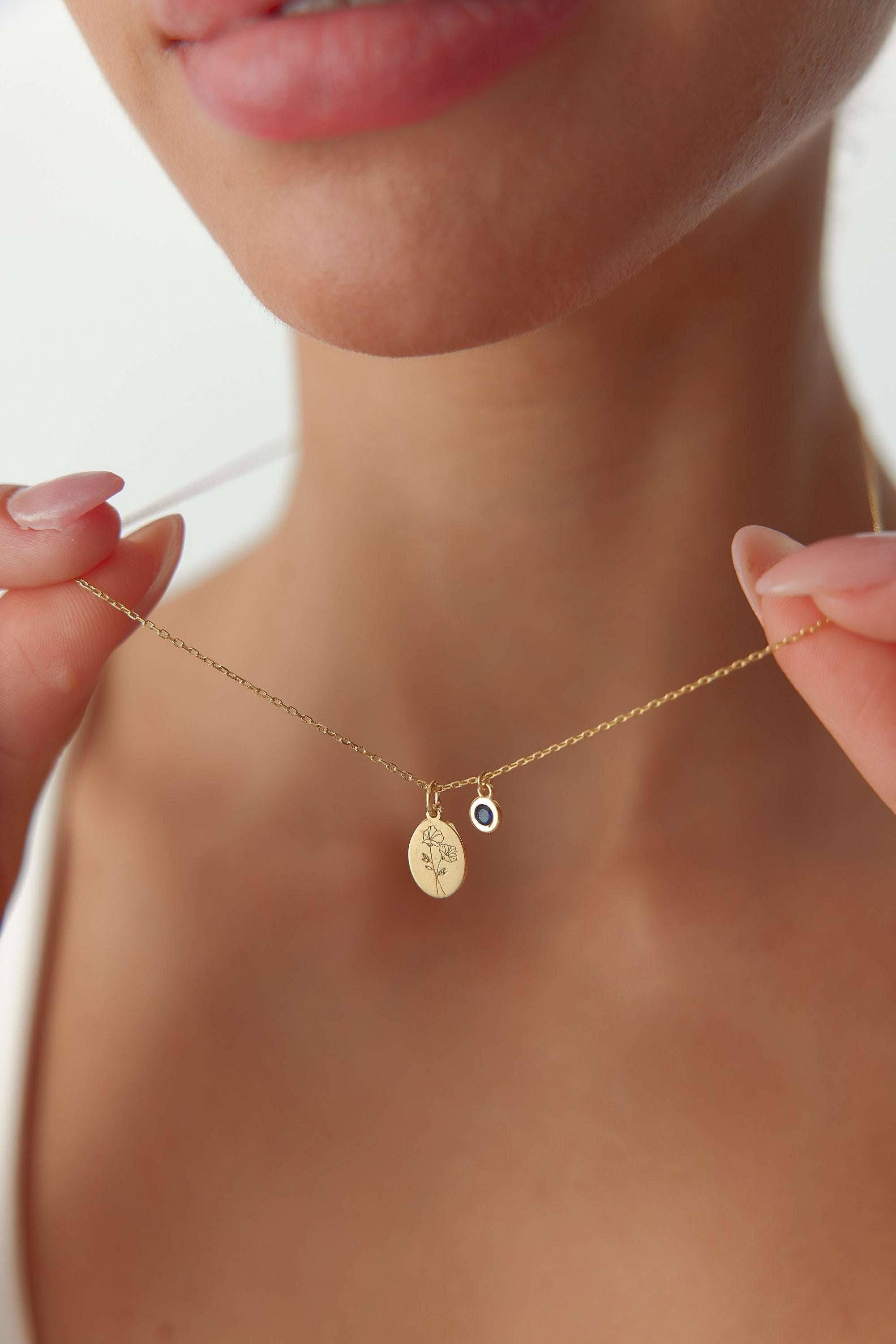 Oval Birth Flower Necklace - 18K Gold-Plated Minimalist Jewelry
