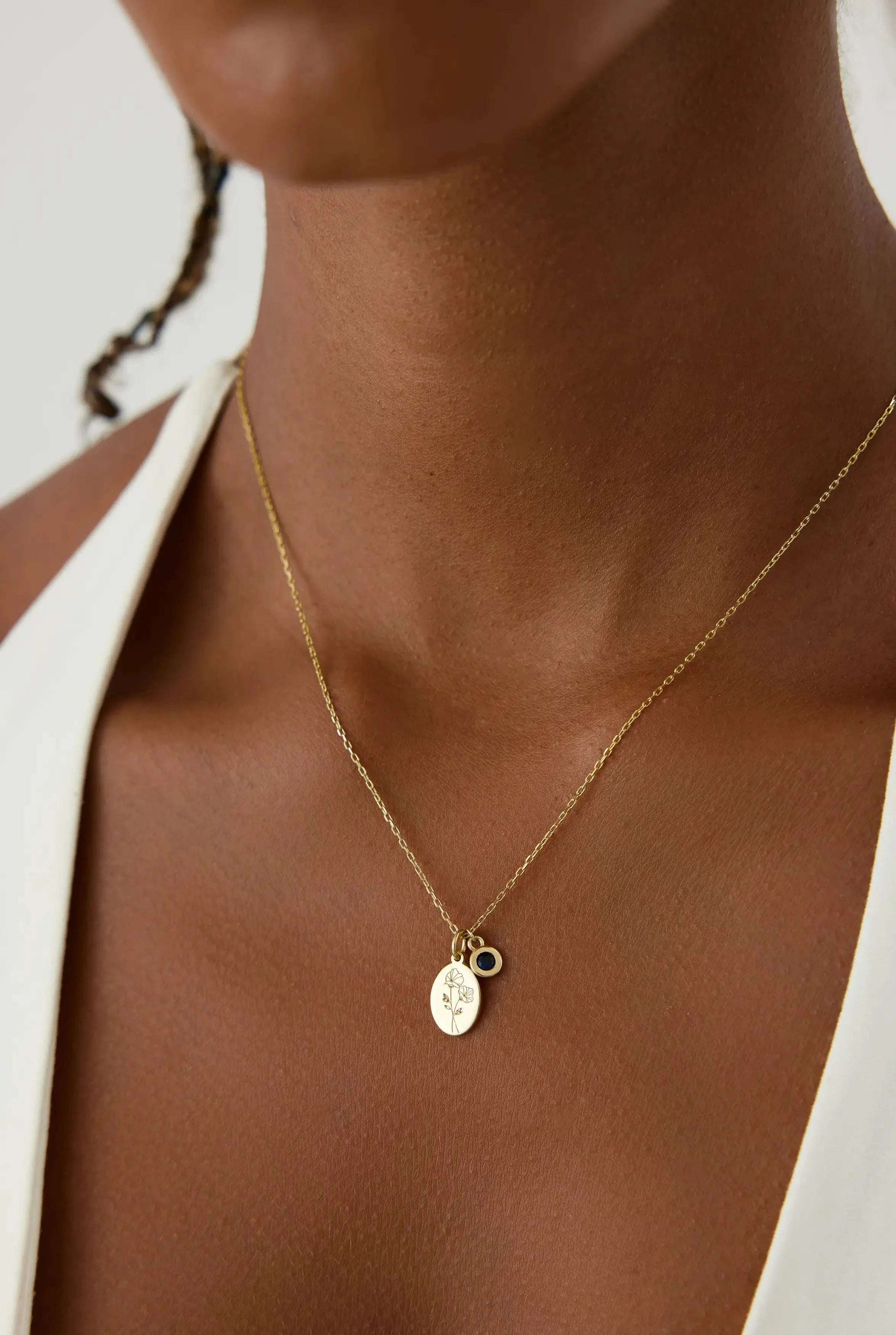 Oval Birth Flower Necklace - 18K Gold-Plated Minimalist Jewelry