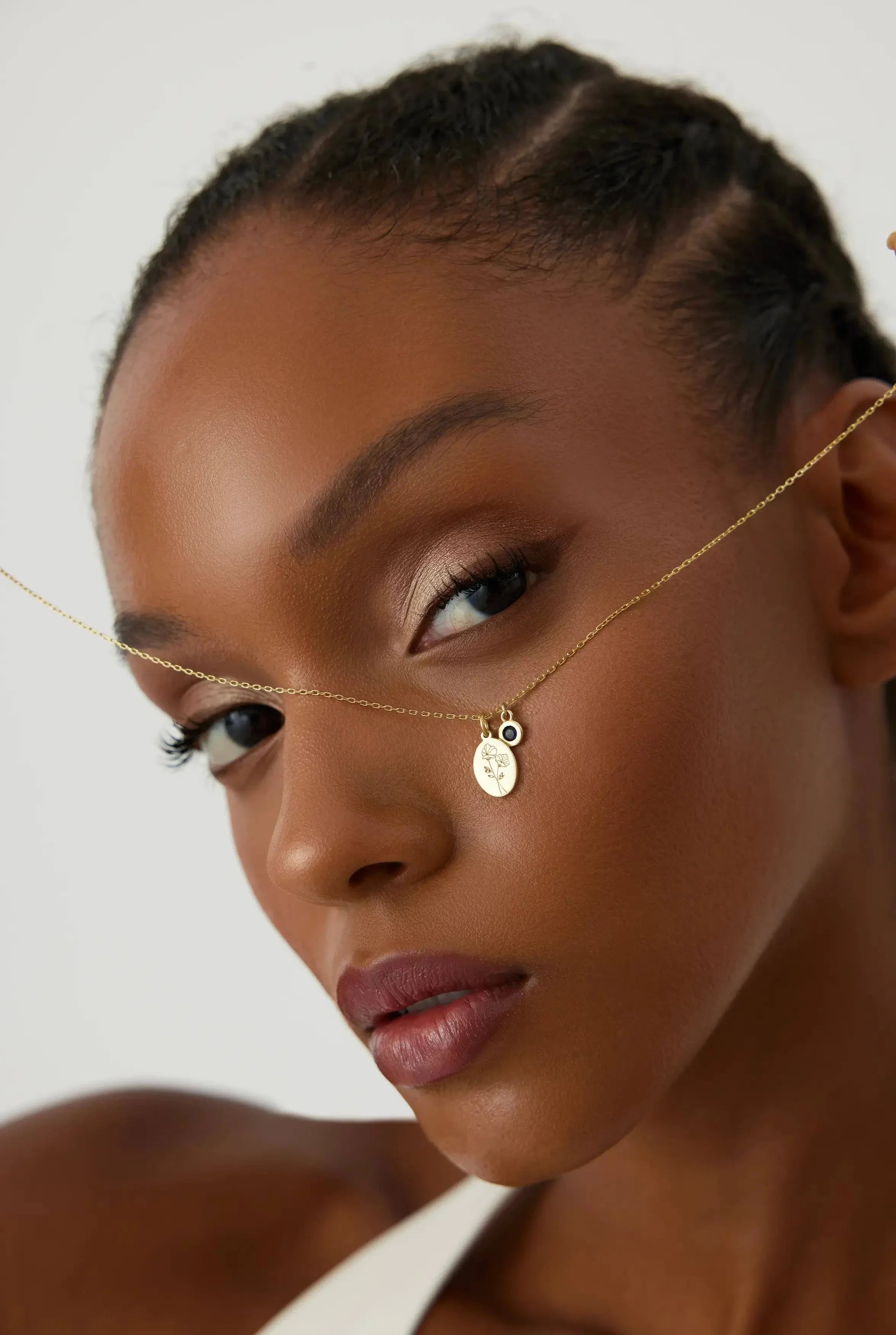 Oval Birth Flower Necklace - 18K Gold-Plated Minimalist Jewelry