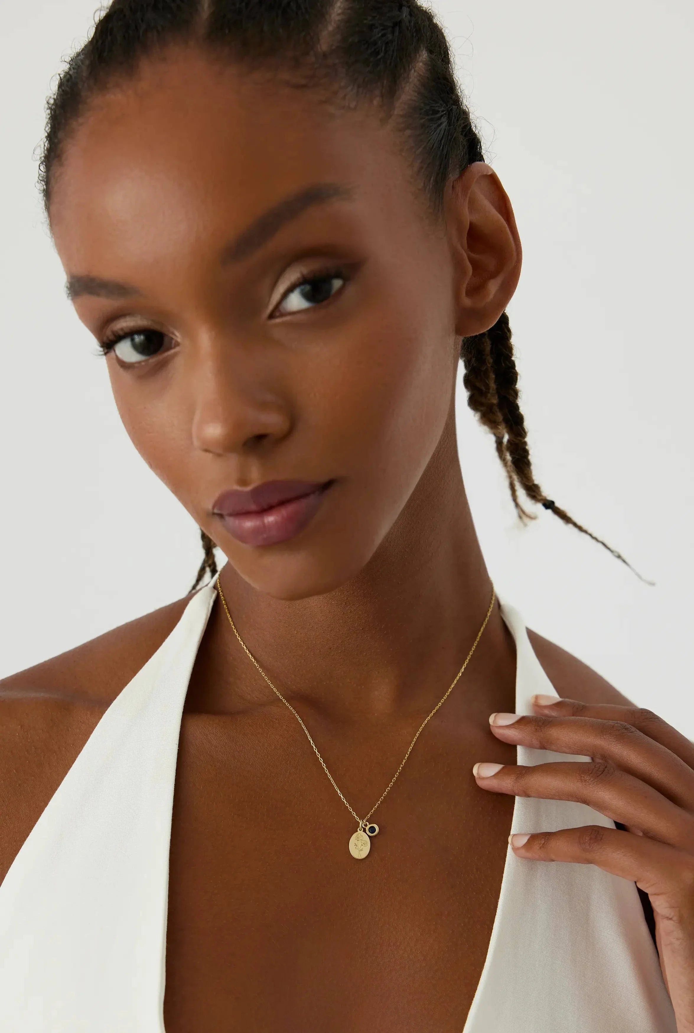 Oval Birth Flower Necklace - 18K Gold-Plated Minimalist Jewelry